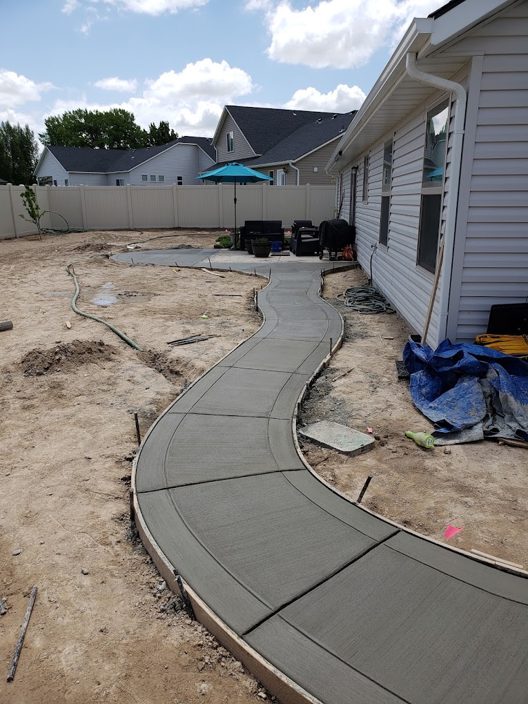Curved poured concrete sidewalk